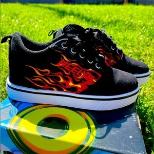 BRAND NEW HEELYS ORIGINAL WHEELED SHOE